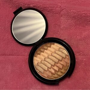 Becca Shimmer Skin Perfecter Highlighter in Gradient Glow